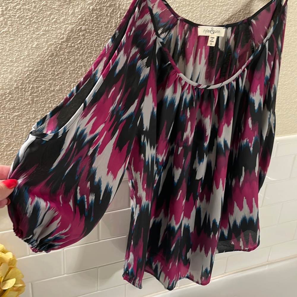 Rylee & Quinn cold shoulder A line Top . Excellent condition . SZ Large